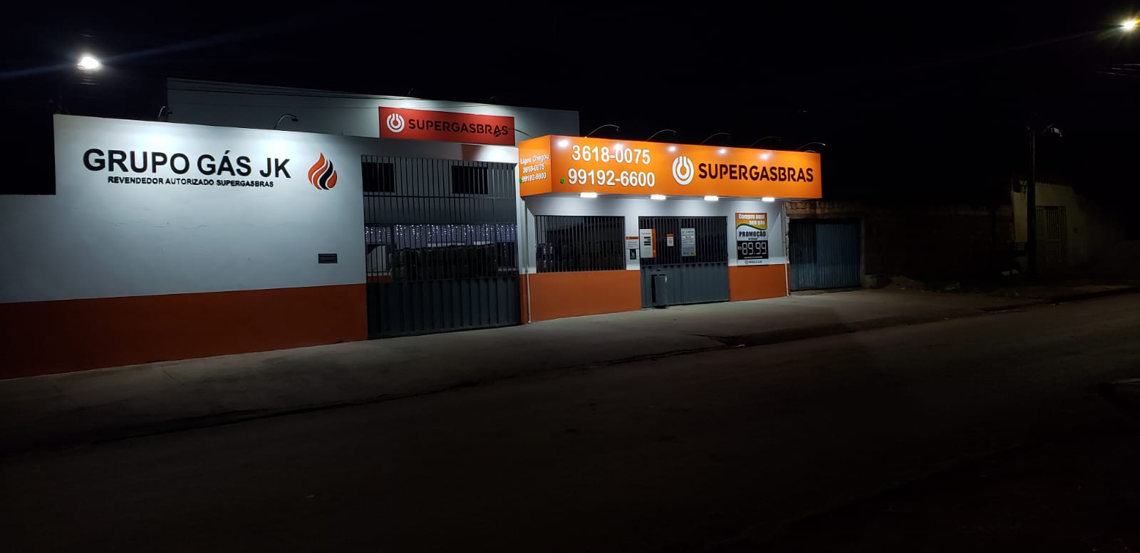 Fachada da loja à noite